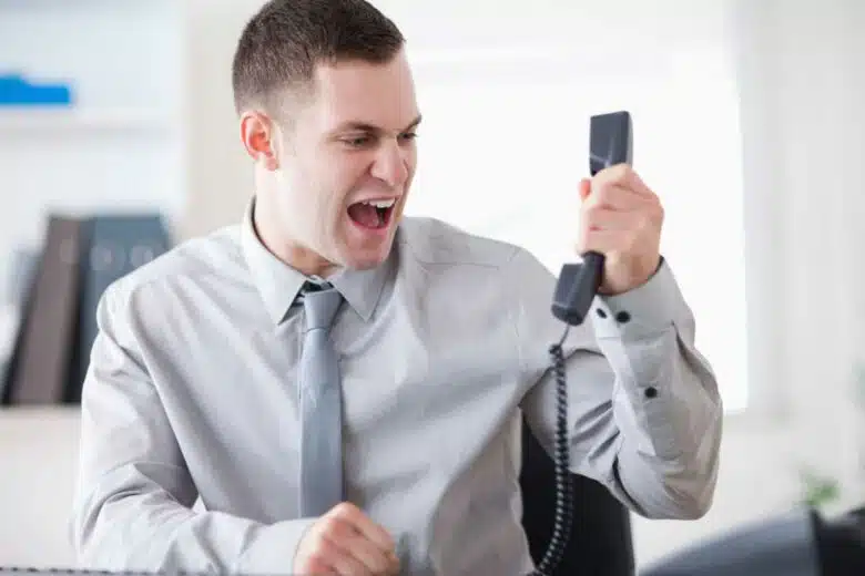 Un homme exaspéré avec un appel téléphonique.