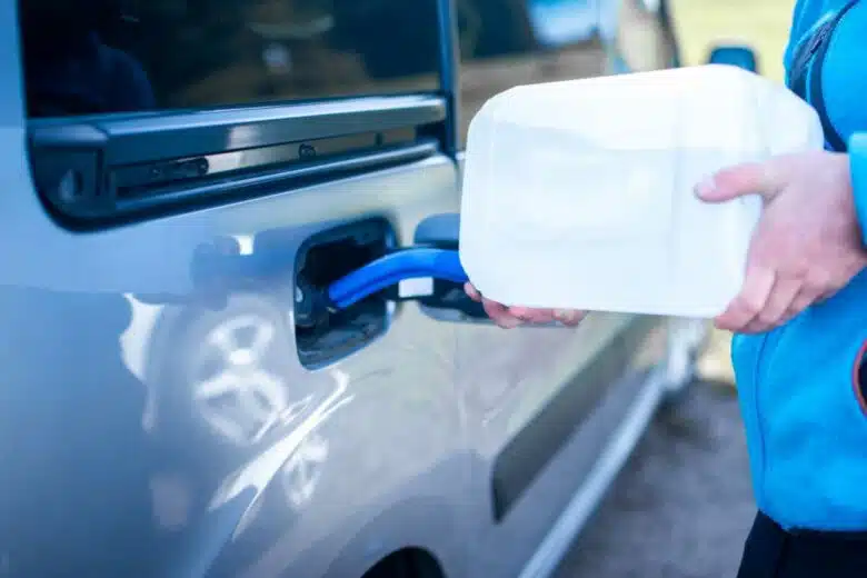 Une personne recharge son réservoir d'adblue.