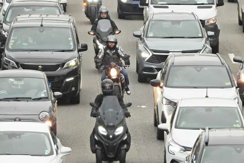 Des motards en inter-files.