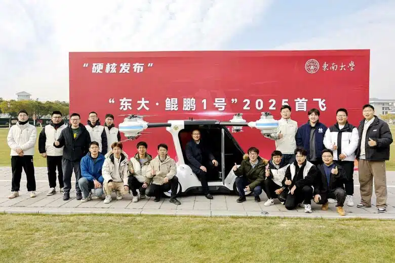 L'équipe du professeur Guodong et leur voiture volante.