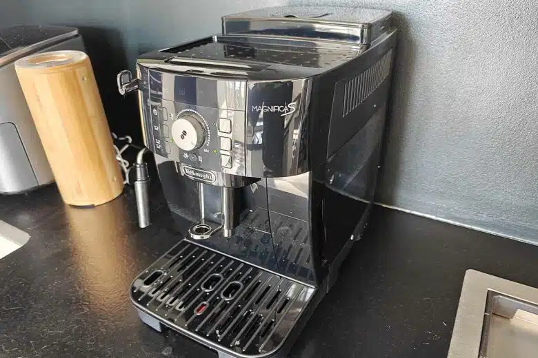 Une machine à café avec broyeur de grains.