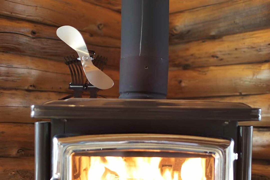 Un poêle à bois équipé d'un ventilateur.