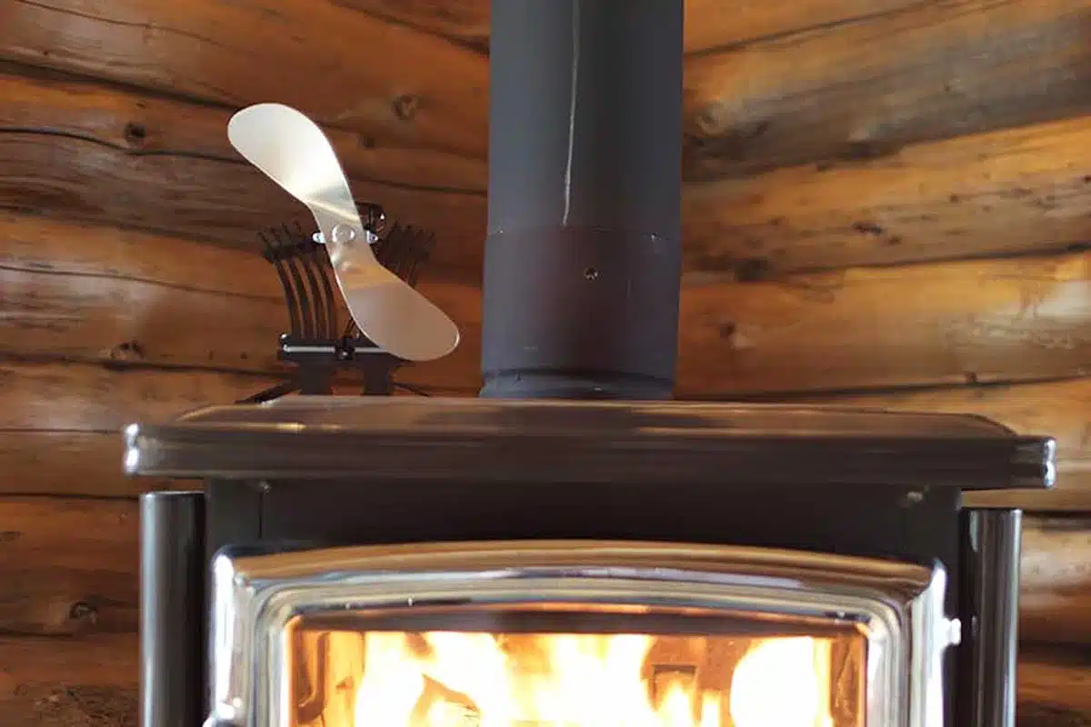 Un poêle à bois équipé d'un ventilateur.