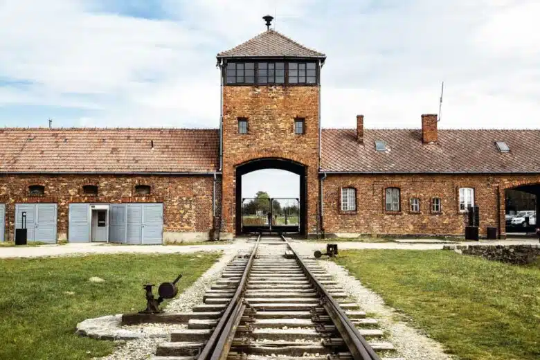 Une voie ferrée menant aux camps d'Auschwitz.