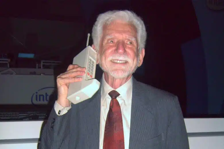 Martin Cooper l'inventeur du téléphone portable.