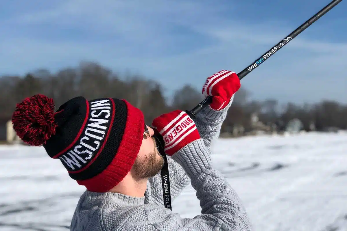 Un bâton de ski qui sert de gourde.