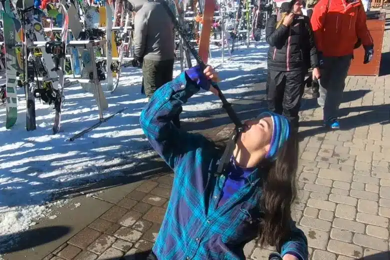 Des bâtons de ski pour transporter de la boisson.