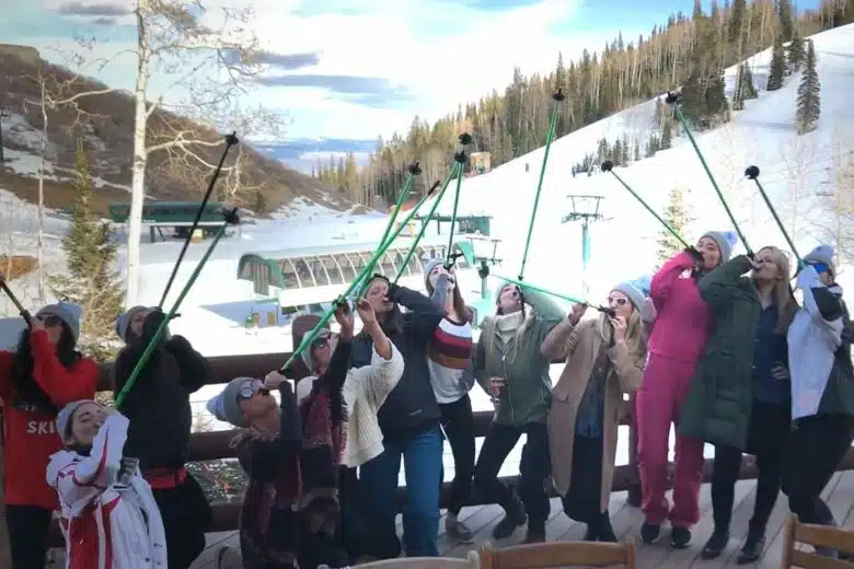 Des bâtons de ski qui servent de flasque.