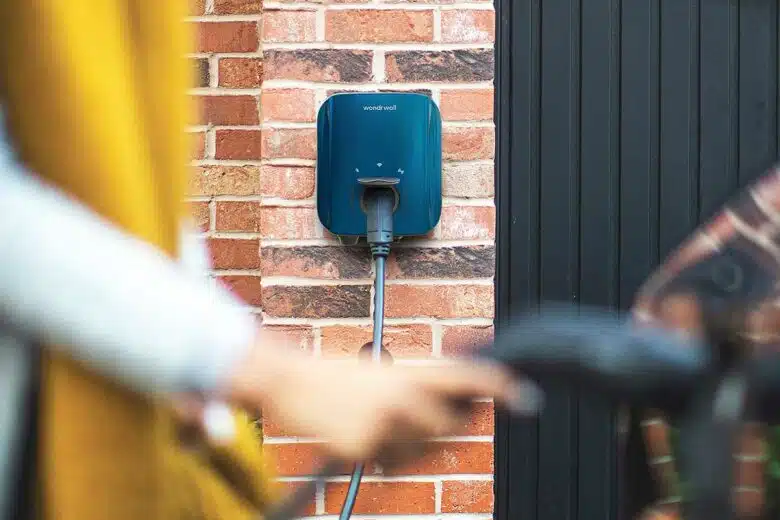 Un chargeur pour véhicule électrique.