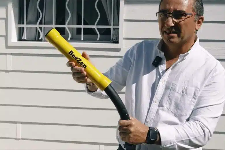 Montage du système Beezen sur un tube d'aspirateur.