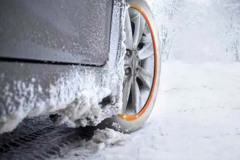 Une voiture équipée de chaussettes à neige Musher.