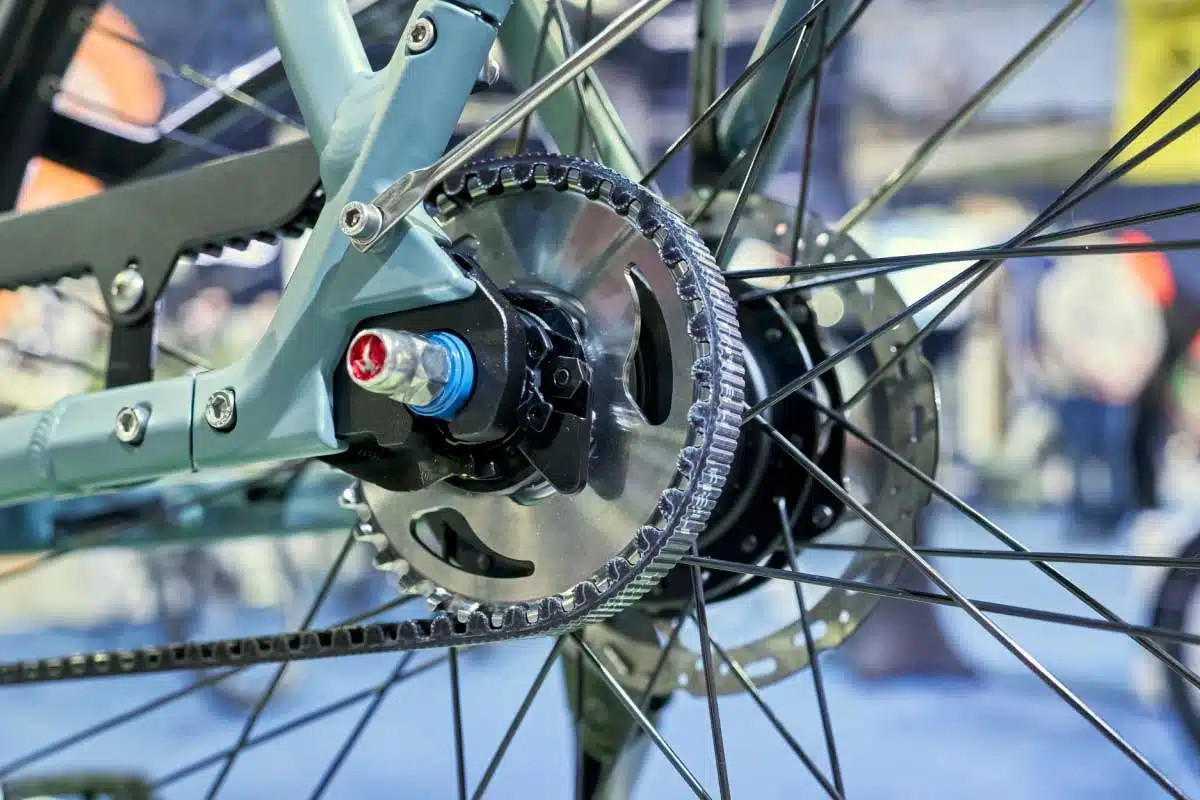 Un vélo équipé d'une courroie à la place de la chaine.