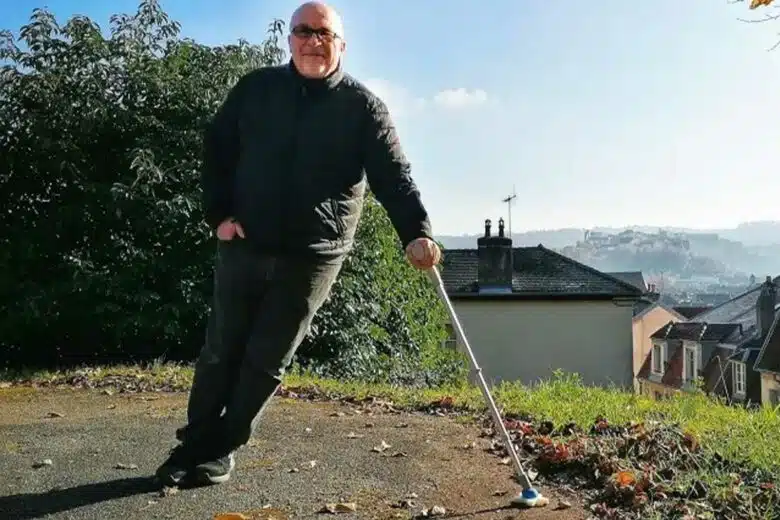 Eric Levasseur qui s'appuie sur une canne équipée de l'embout Stella.