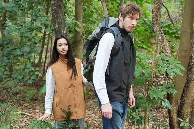 Un couple portant un gilet sans manches CosmicTex.