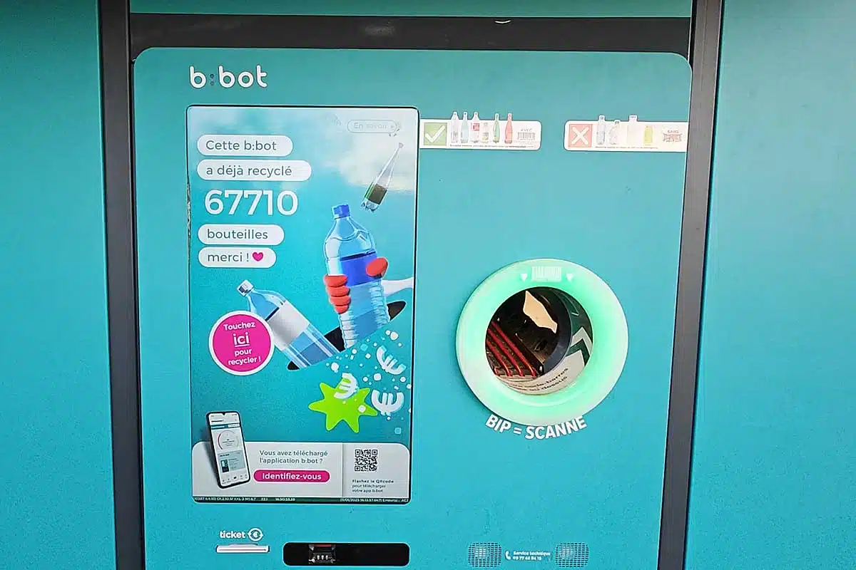 Une machine B:bot pour recycler ses bouteilles plastiques.