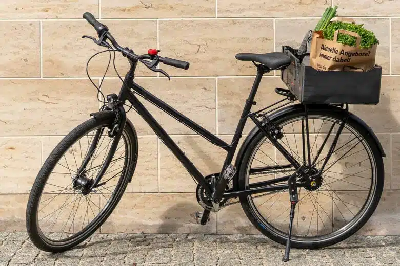 Un vélo équipé du panier Allpacka One.