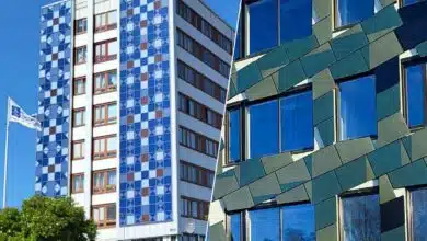 Des bâtiments avec une façade en panneaux solaires intégrés.