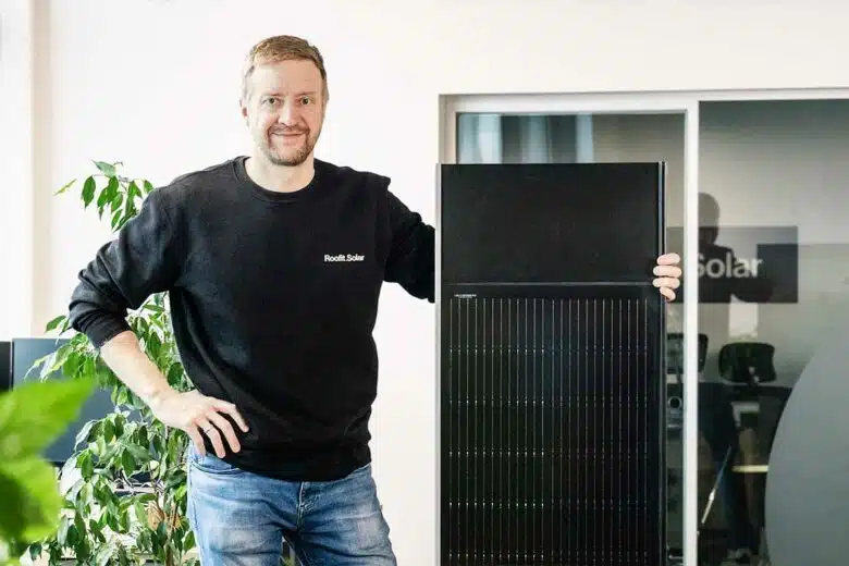 Le PDG de Roofit.Solar présente son futur modèle de panneau photovoltaïque intégré.