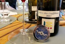 Une capsule Beaucarnea sur la table devant une bouteille de vin.