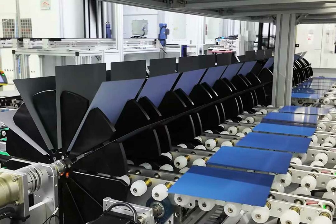 Une ligne de production de cellules solaires.