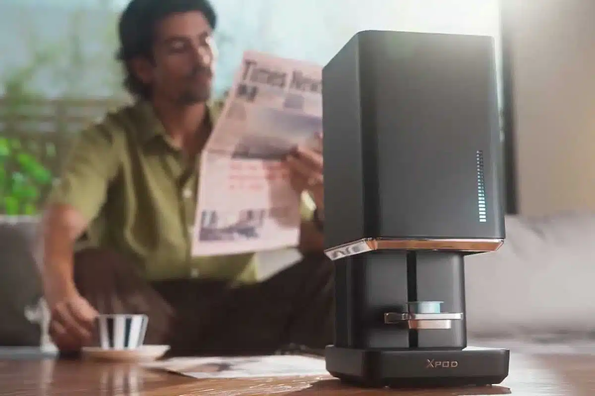 Une machine qui prépare des capsules de café à la maison.