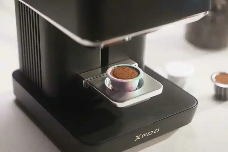 Une machine qui prépare des capsules à café.