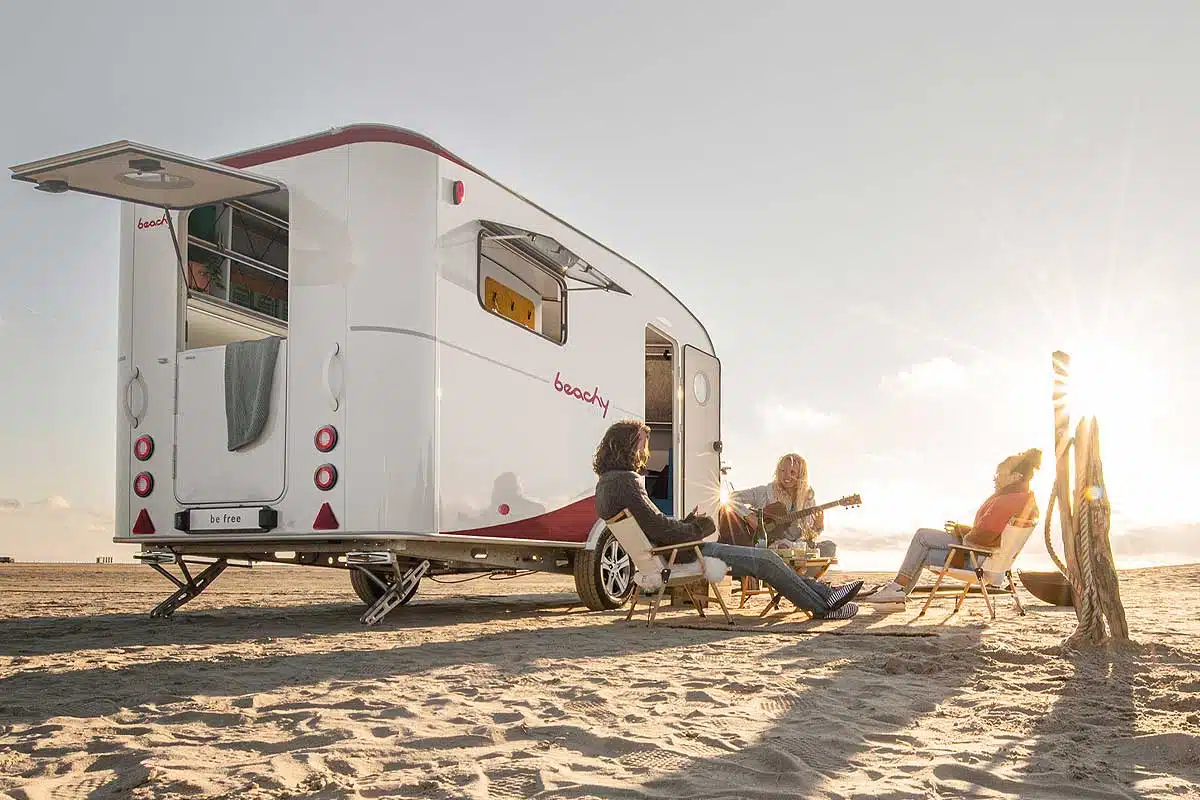 Le modèle Beachy 420+ de Hobby sur la plage.