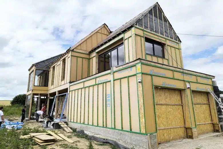 Un chantier de construction de maison autonome.