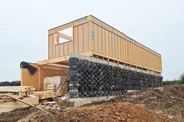 Un chantier de construction de maison autonome.