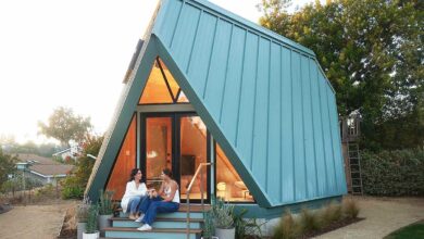 Une maison en A Polyhaus avec un couple sur le porche.