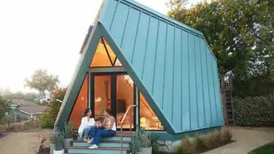 Une maison en A Polyhaus avec un couple sur le porche.