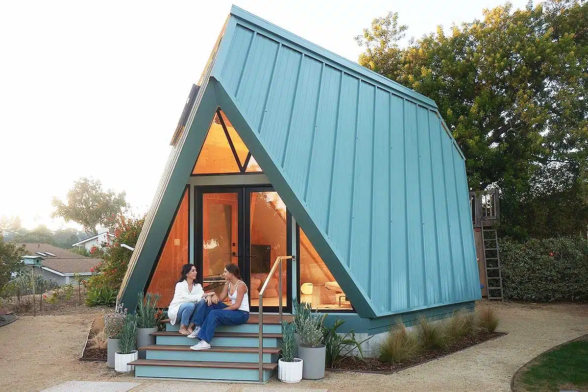 Une maison en A Polyhaus avec un couple sur le porche.