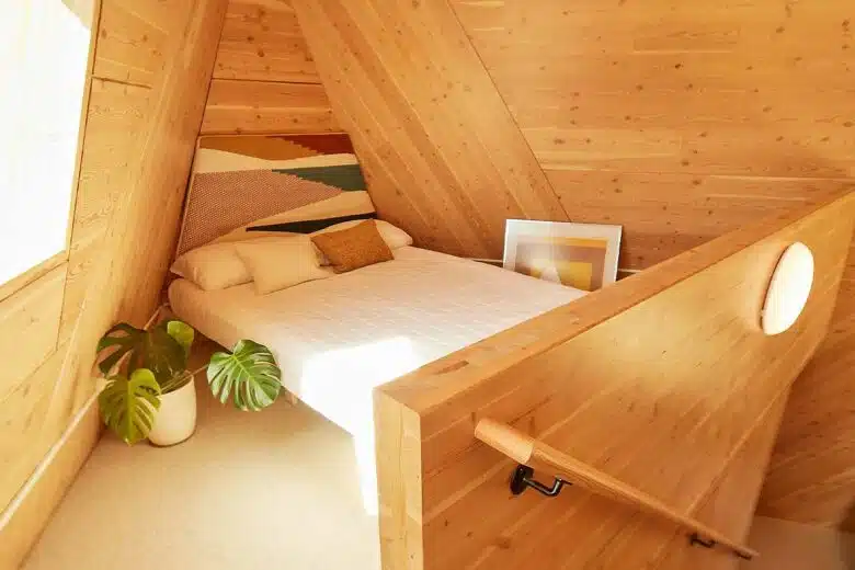 Une chambre en mezzanine tout en bois.