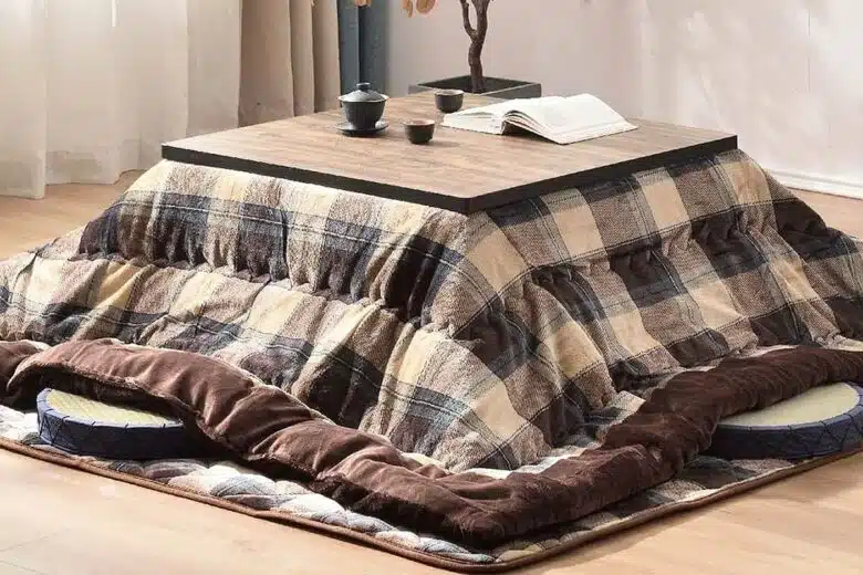 Un kotatsu est une table basse chauffante équipée d'un futon.