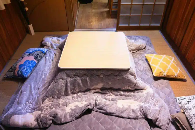 Une table basse avec un futon autour, un kotatsu.