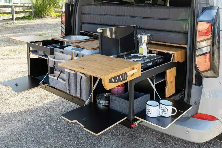 Un bloc cuisine à l'arrière du van.