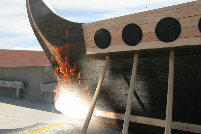 Une maquette de bateau s'enflamme.