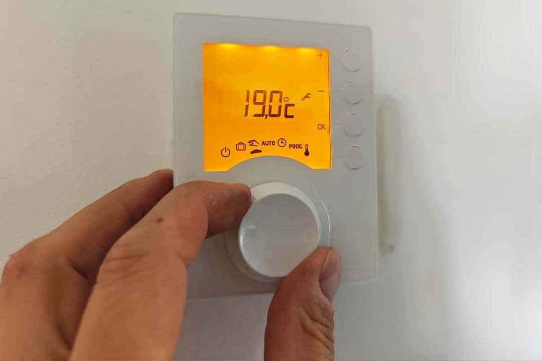 Réglage d'un thermostat à 19 °C.