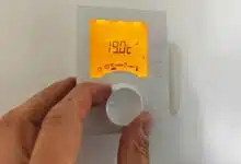 Réglage d'un thermostat à 19 °C.