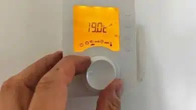 Réglage d'un thermostat à 19 °C.