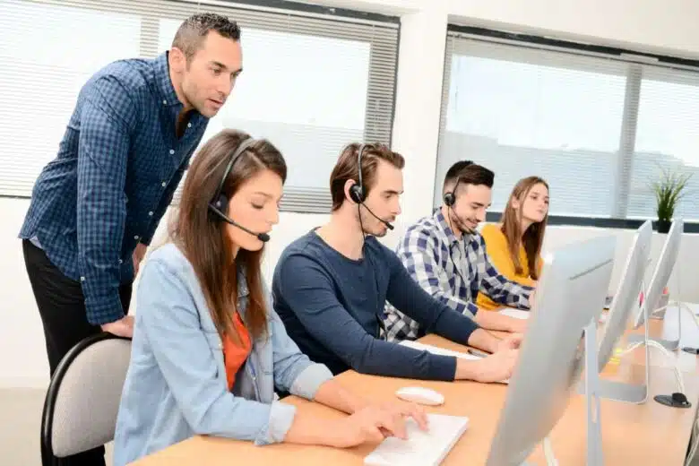 Des téléopérateurs qui font du démarchage téléphonique.