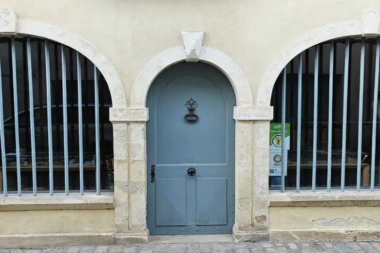 La porte d'entrée de la demeure de l'apothicaire à Cluny.