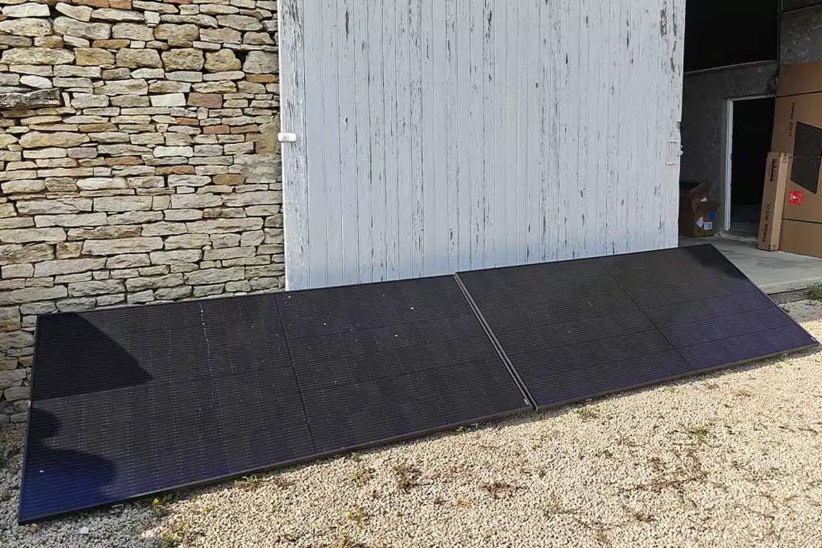 Une installation photovoltaïque avec des panneaux plug and play.