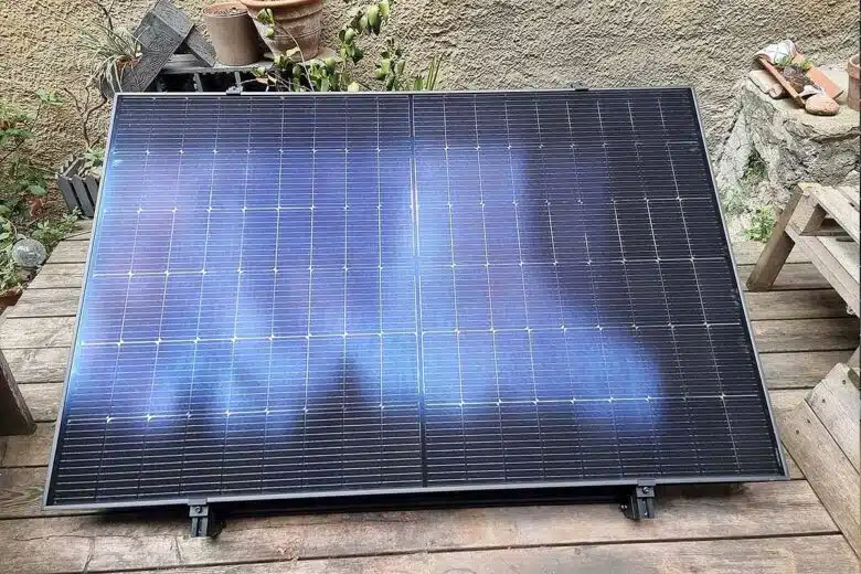 Un panneau solaire plug and play installé sur une terrasse.