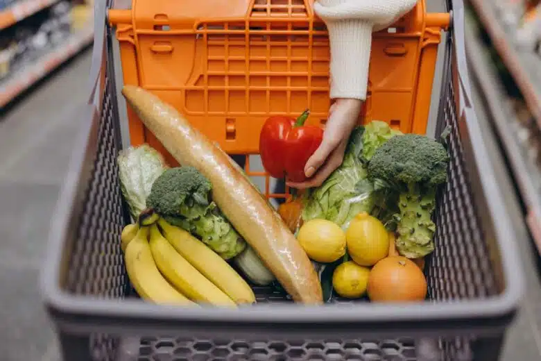 Un caddie de courses avec des fruits et légumes.