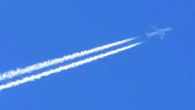 Un avion qui laisse une trainée blanche dans le ciel.