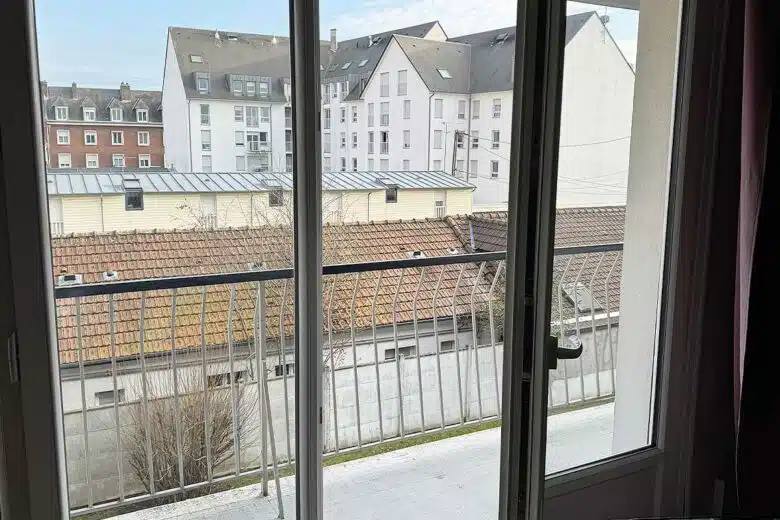 Une baie vitrée ouverte dans un appartement.