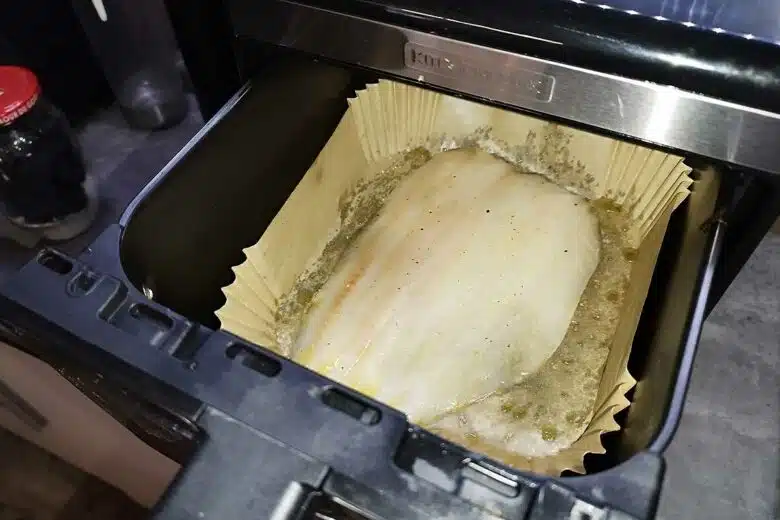 Cuisson d'un poisson dans du papier sulfurisé au airfryer.