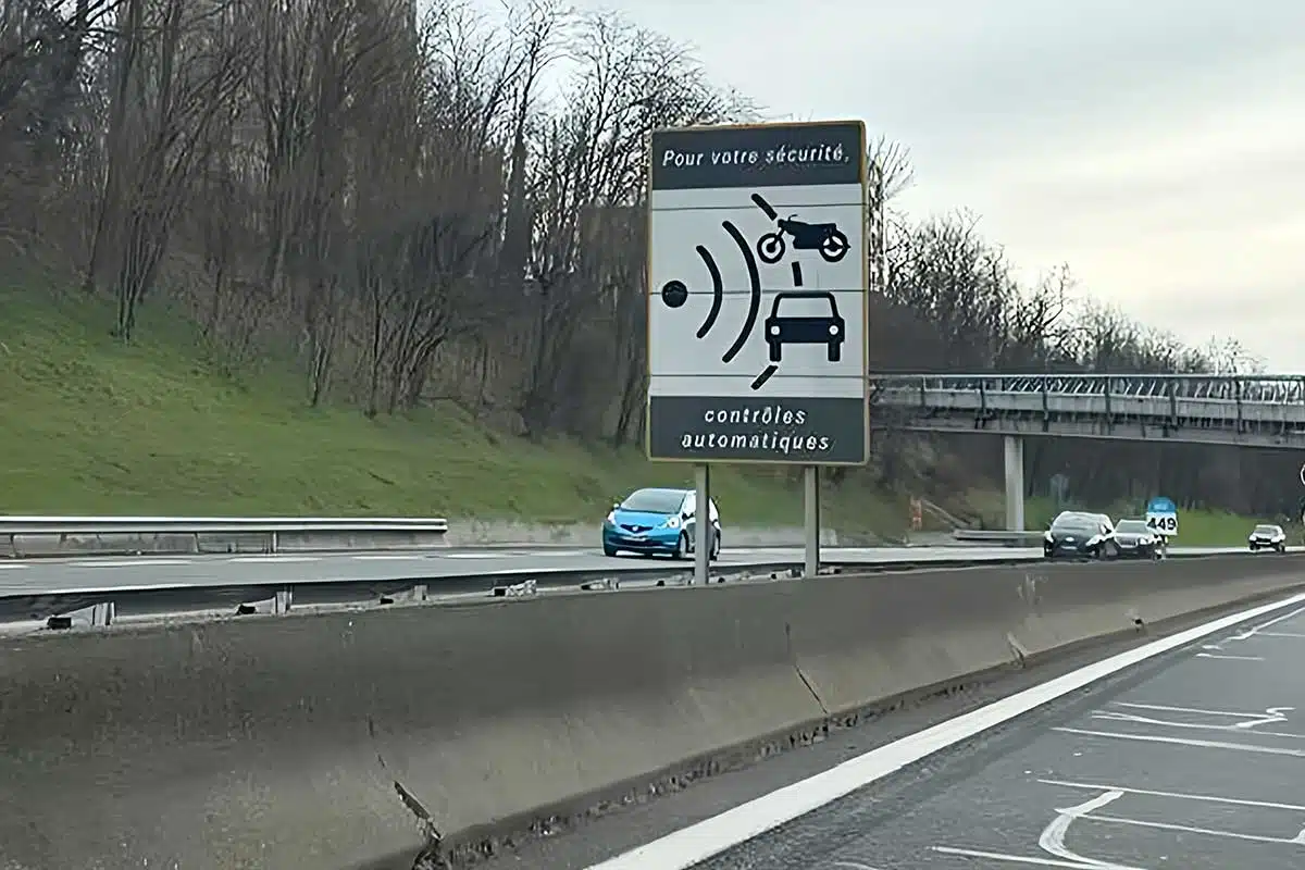 Un panneau signalant la présence d'un radar de contrôle de vitesse sur l'autoroute.