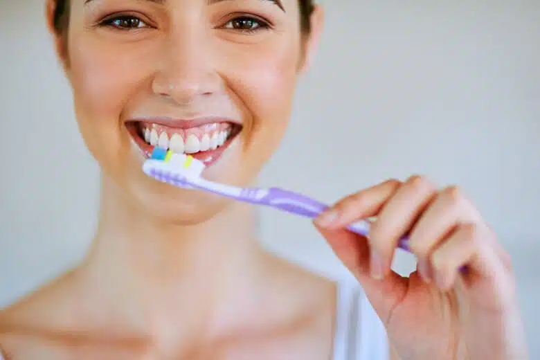 Une femme se brosse les dents.